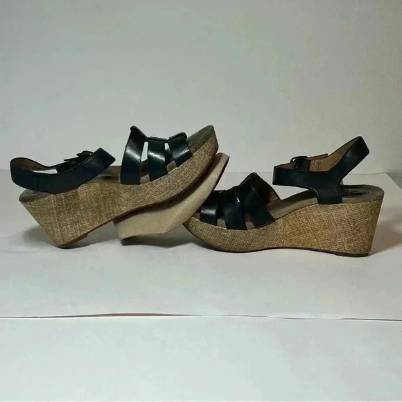 CLARKS CASLYNN HARP WOMENS BLACK LEATHER WEDGE CASUAL SANDALS STRAPPY SIZE 8.5 - Picture 9 of 9